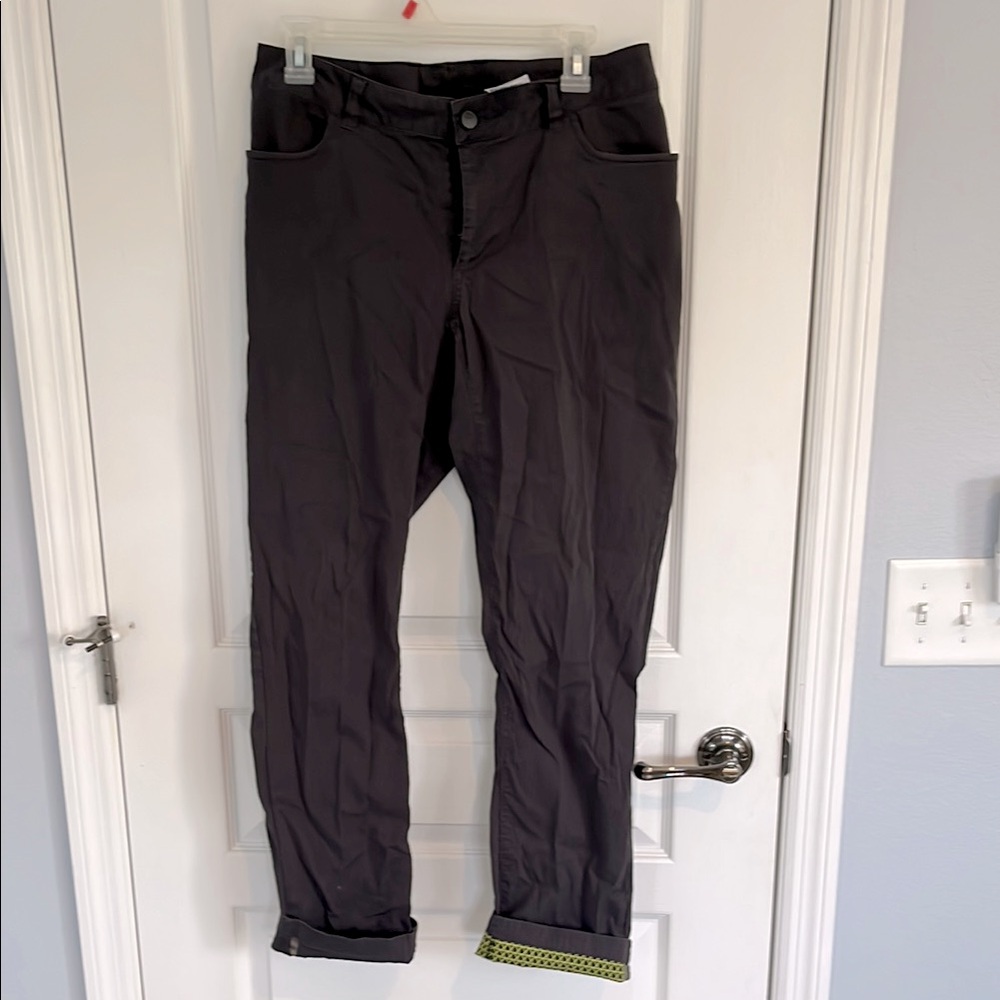 Men’s Pearl Izumi Pants.  Reflective details Size 33/30 inseam. Organic cotton